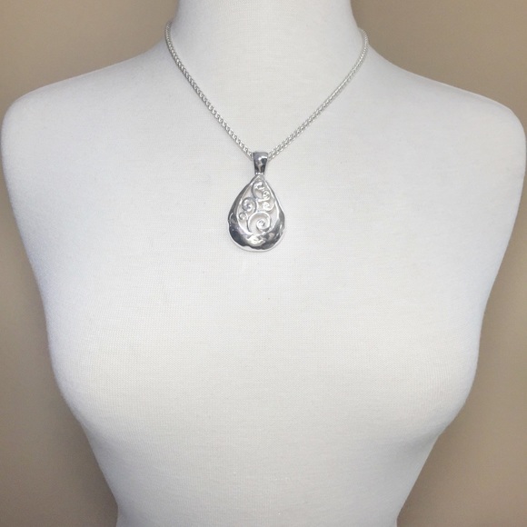 Filigree Teardrop Silver Pendant Necklace Set - Picture 3 of 3